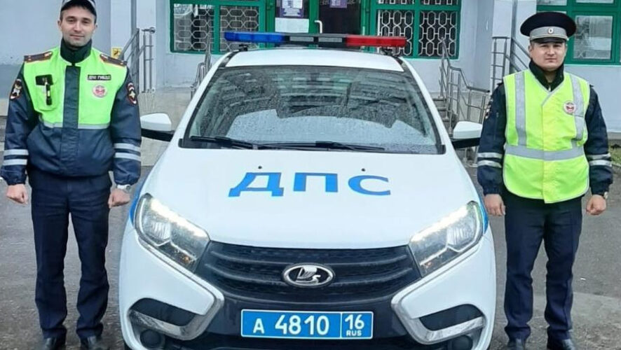 Сотрудники незамедлительно доставили горожанку в медучреждение и передали медикам.