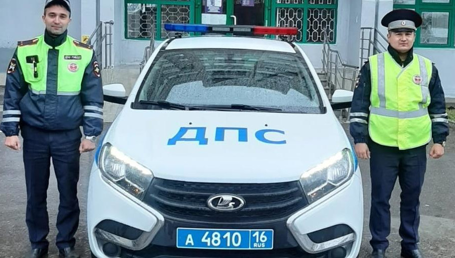 Сотрудники незамедлительно доставили горожанку в медучреждение и передали медикам.