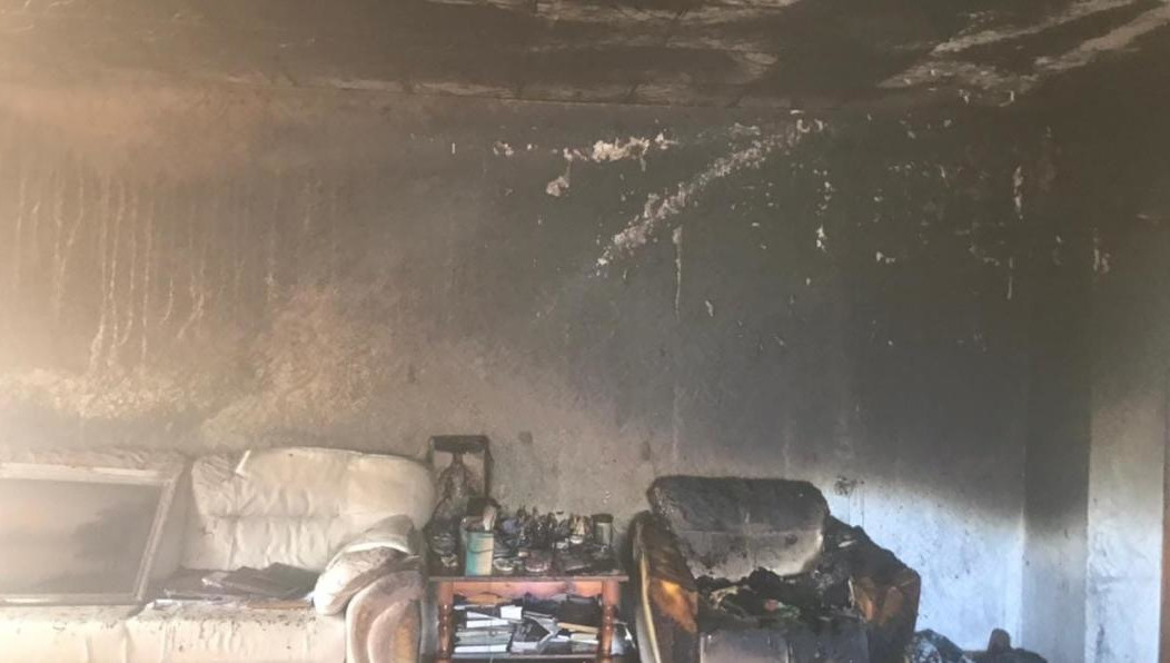 В помещении обуглилась мебель и расплавилась бытовая техника.