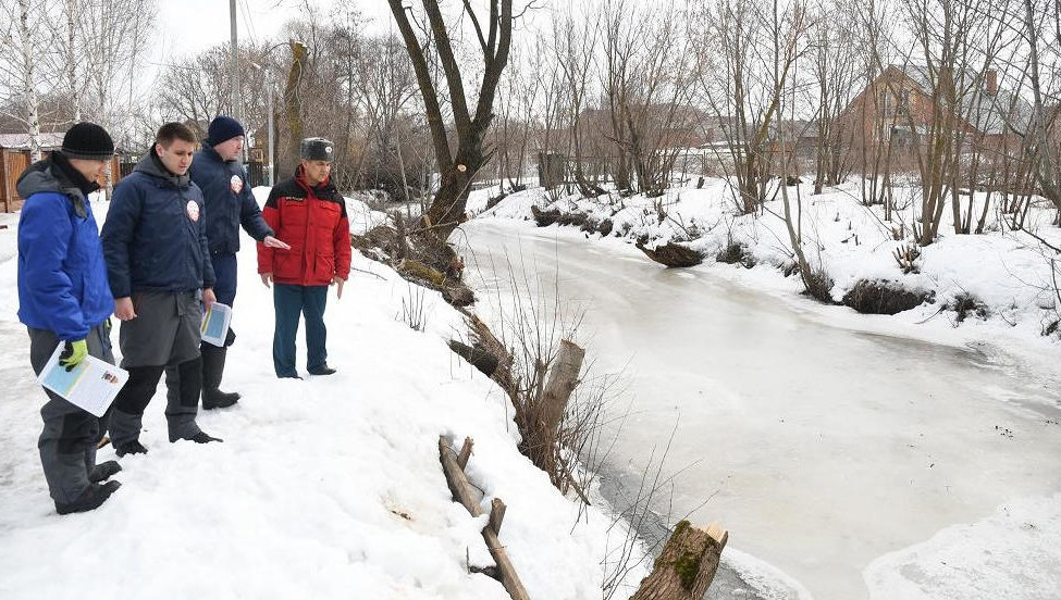 Пострадавшим от паводка предоставляют помпы для откачки воды. По словам чиновников