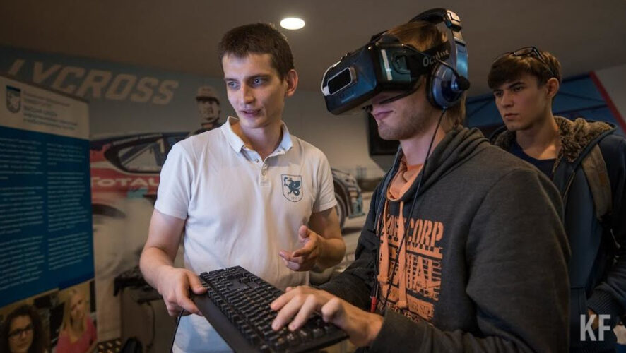 Путь учёного сейчас начинается с английского.