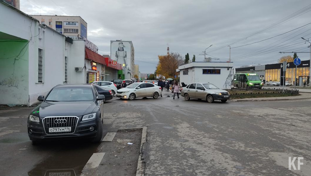 Водители продолжают подъезжать вплотную к магазинам у дома №94