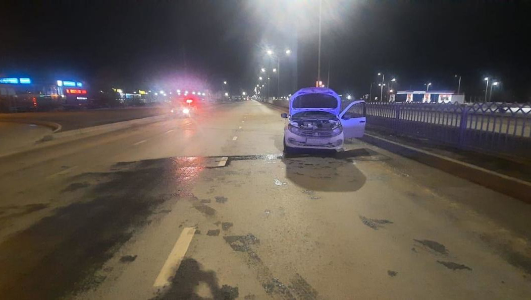 Водитель на авто влетел в бордюр.