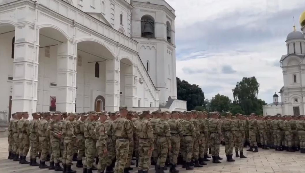 С некоторыми военнослужащими Минобороны президент встретится отдельно.