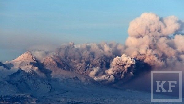 Извергающийся на Камчатке вулкан Шивелуч утром в воскресенье выбросил столб пепла высотой около шести километров над уровнем моря