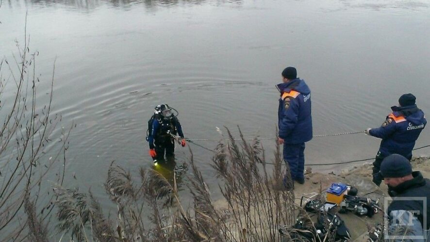 Сегодня в 15:15 в районе понтонной переправы из Шумерлинского района Чувашии в Нижегородскую область водолазы обнаружили в утонувшем автомобиле тела двух жителей Набережных