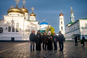 Лидер региона и митрополит Кирилл  возложили цветы на могилу наместника обители архимандрита Всеволода.
