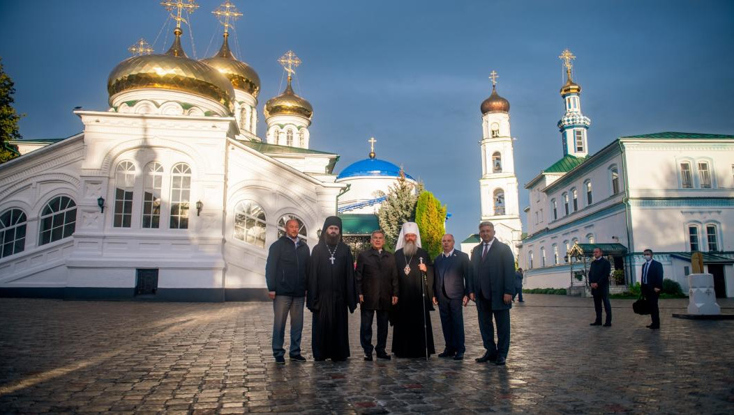Лидер региона и митрополит Кирилл возложили цветы на могилу наместника обители архимандрита Всеволода.