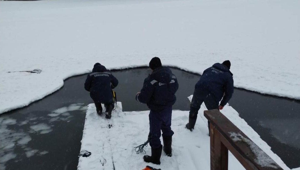 Тело пенсионера извлекли из озера и передали полицейским.