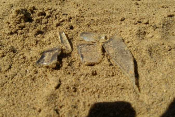 Дети два дня играли в песочнице со стеклобоем.