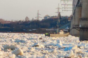 Судно принадлежит владельцу из Чувашии &ndash; он находится на постоянном контакте с сотрудниками МЧС.