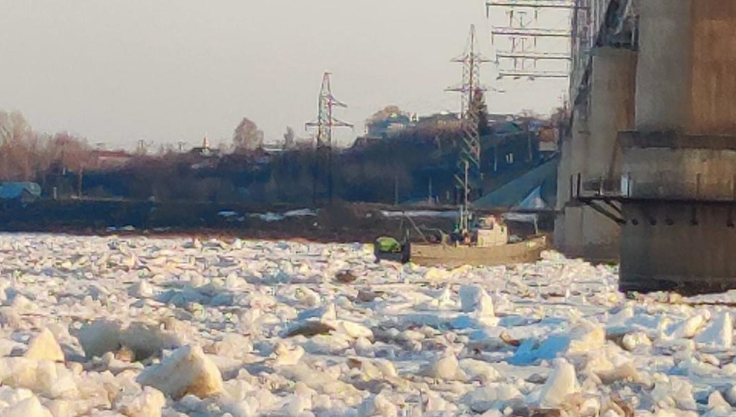Судно принадлежит владельцу из Чувашии – он находится на постоянном контакте с сотрудниками МЧС.