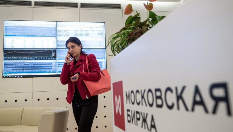 Российский фондовый рынок последний год живет под давлением санкций