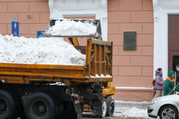 В Казань поступило 53 новых единицы спецтехники для уборки улиц.