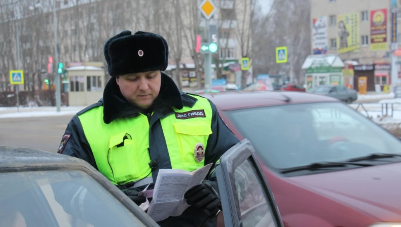 Его также&nbsp;обязали заплатить штраф в 600 тысяч рублей и запретили занимать должности в правоохранительных органах на 4 года.