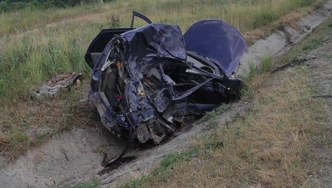 Мужчина пошел на обгон и врезался во встречный автомобиль.