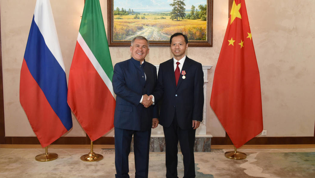 У Инцинь покидает должность и переходит на новое место работы.