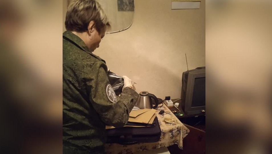 Следователи просматривают записи с камер видеонаблюдения.