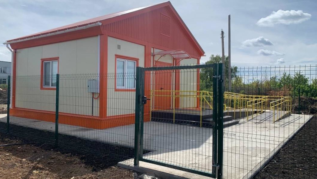 К зданию осталось подключить газ и воду.