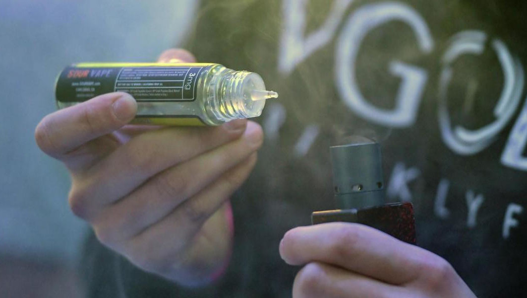 За последний год в стране курение электронки привело к нескольким смертям несовершеннолетних.