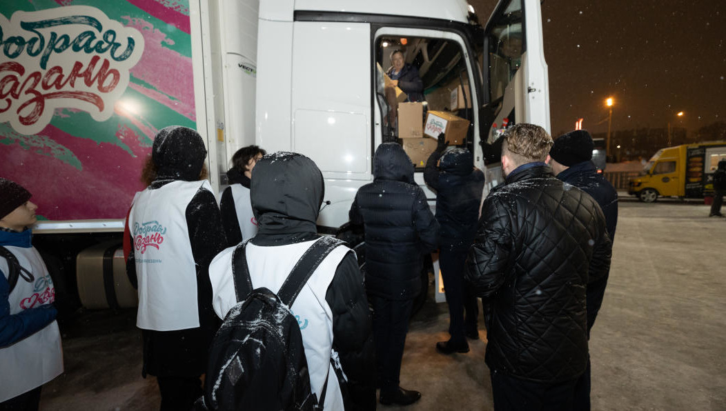 Шесть большегрузов общим весом более 102 тонн доставят помощь.