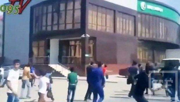 В Грозном толпа подростков под крики «Аллах акбар» закидала яйцами офисы ведущих сотовых операторов России – «Мегафона» и «Билайна»