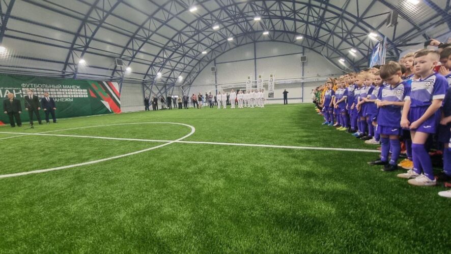 Районы Татарстана получили в подарок перед новым годом мини-футбольные манежи