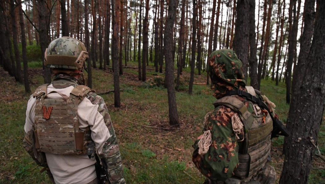 Российские военные нанeсли удары гранатометами по выдaвшему себя противнику.