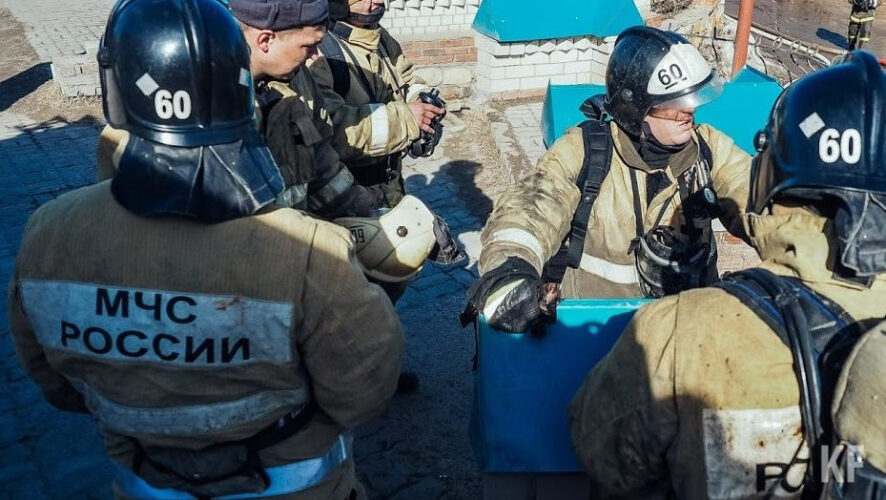 Загорелось около гектара территории с сухой травой