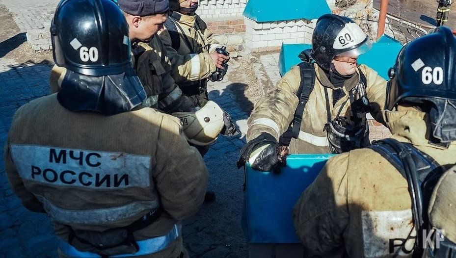 Загорелось около гектара территории с сухой травой