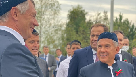Вместе с президентом Татарстана по берегу озера прогулялись вице-премьер правительства России Марат Хуснуллин