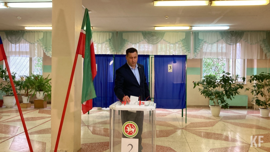 Руководитель исполкома пришёл на избирательный участок №2086.