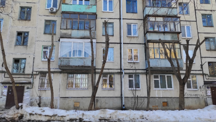 Жители дома по улице Батыршина негодуют.