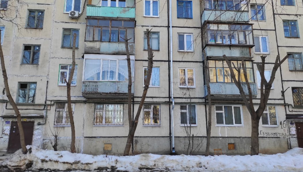 Жители дома по улице Батыршина негодуют.
