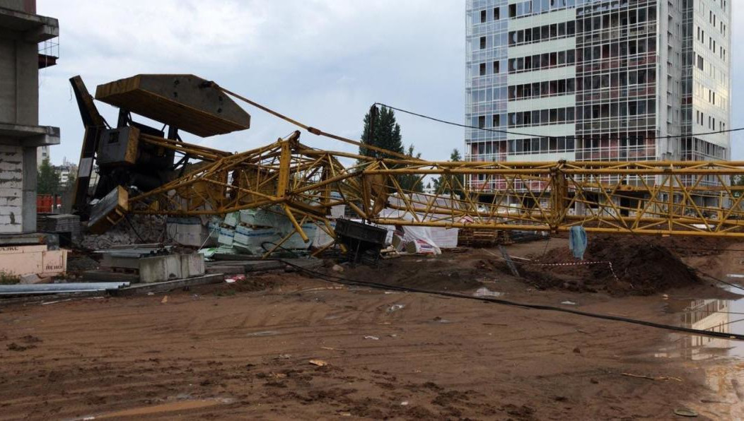 Женщина погибла при падении башенного крана.