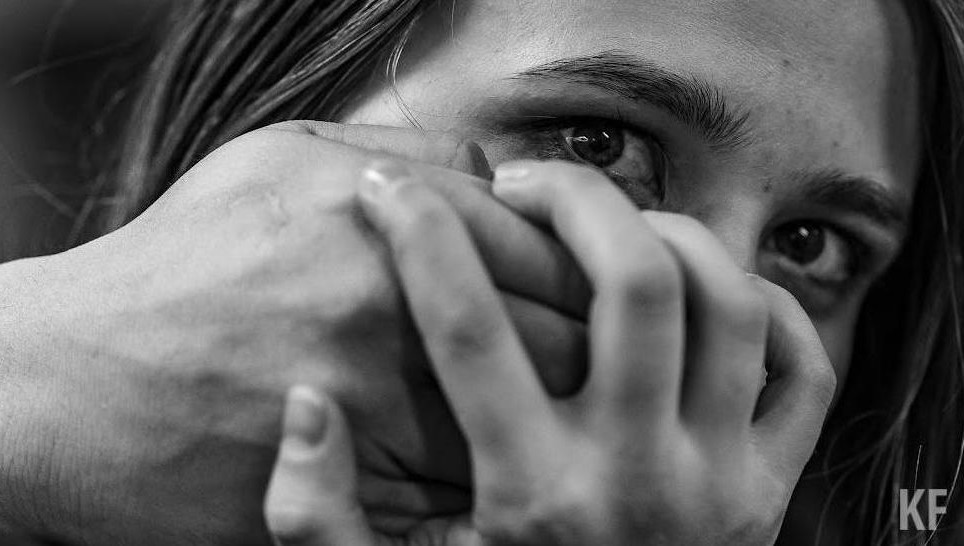 Уроженка Челнов обвиняет родителей в насилии над младшей сестрой. Общаться им не дают родственники