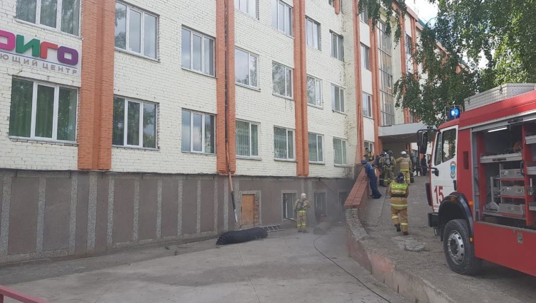 Из здания эвакуировали 35 детей и 30 взрослых.