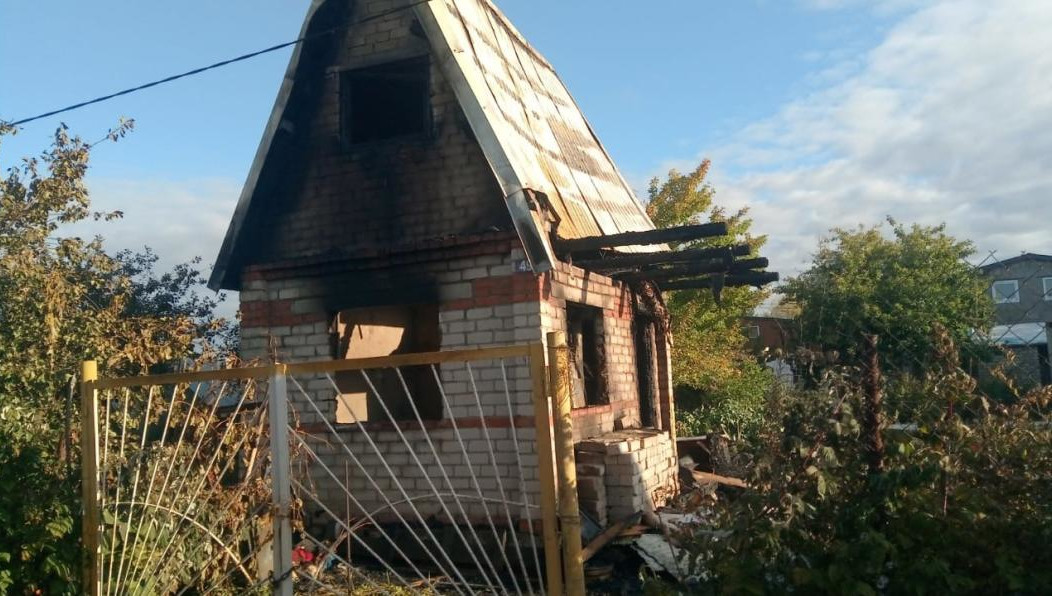 От него остались только обугленные кирпичи.