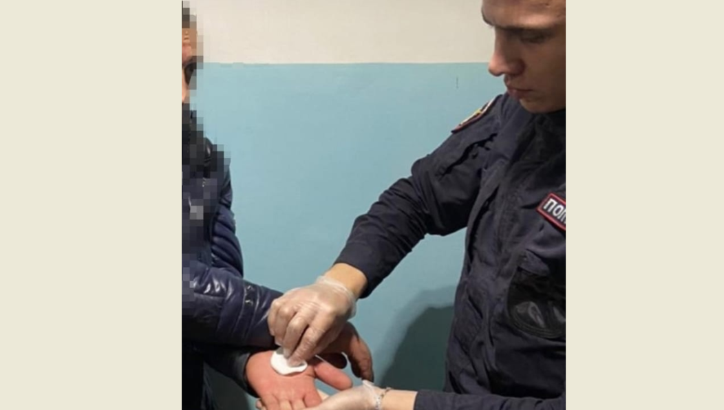 При виде сотрудников в форме местный житель пытался избавиться от запрещенных веществ.