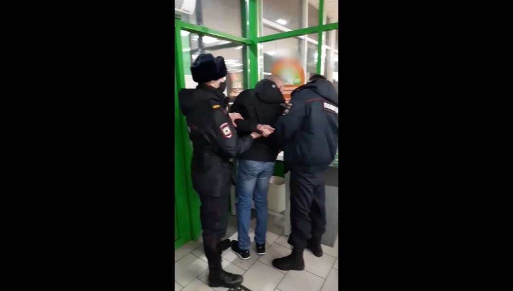 Нарушитель антиковидных правил снял на видео задержание в магазине.