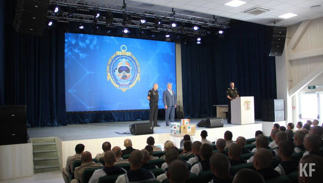 Наиль Магдеев встретился с личным составом и поздравил моряков с наступающим Днем Военно-Морского флота.