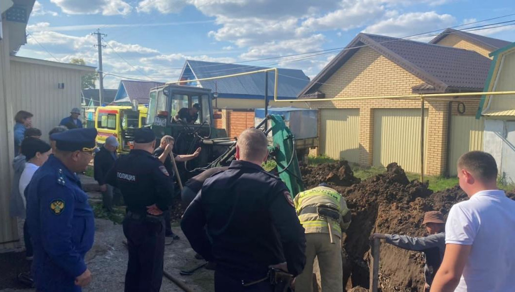 Прибывшие на место сотрудники МЧС спасли мужчину.