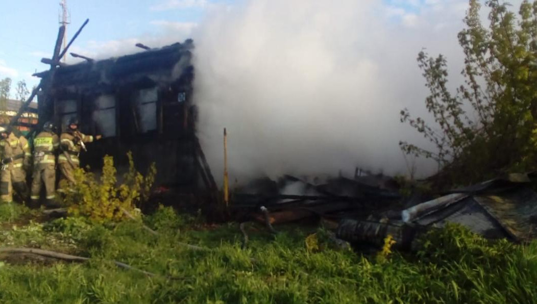 Причину пожара устанавливают.