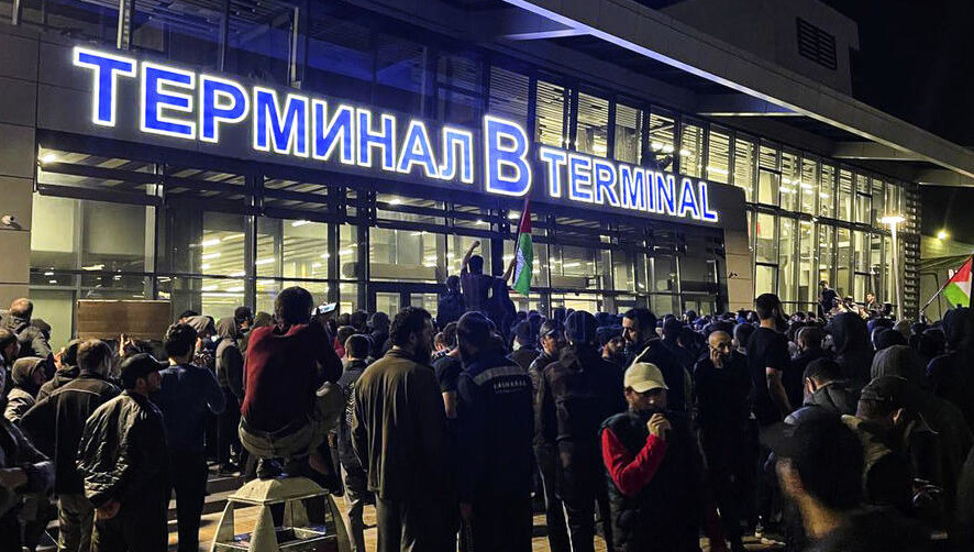 Также проведено более 50 обысков.