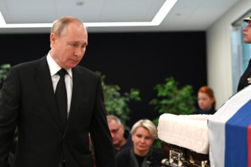 Траурная церемония проходит в национальном центре управления в кризисных ситуациях в Москве.