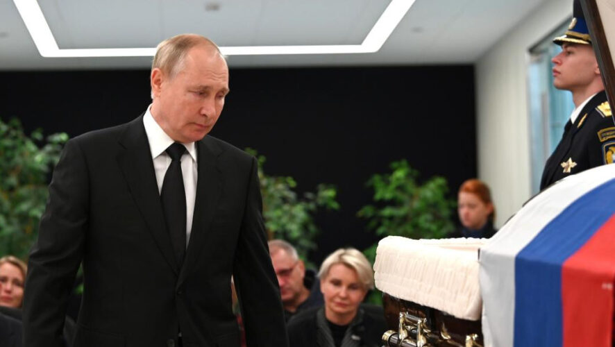 Траурная церемония проходит в национальном центре управления в кризисных ситуациях в Москве.