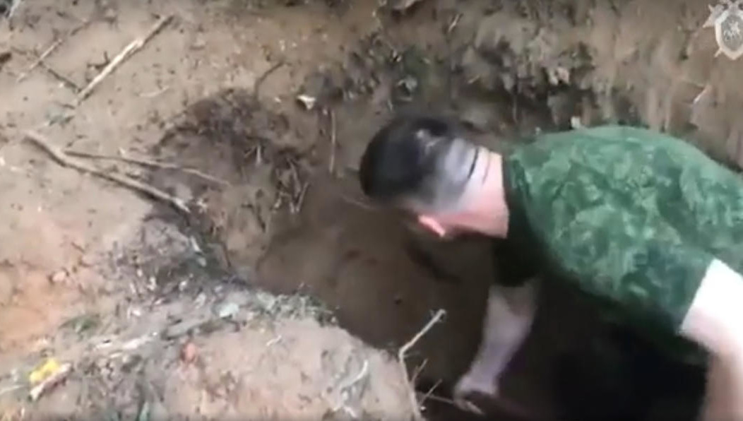 Женщина с ребенком приехали в гости к своим знакомым.