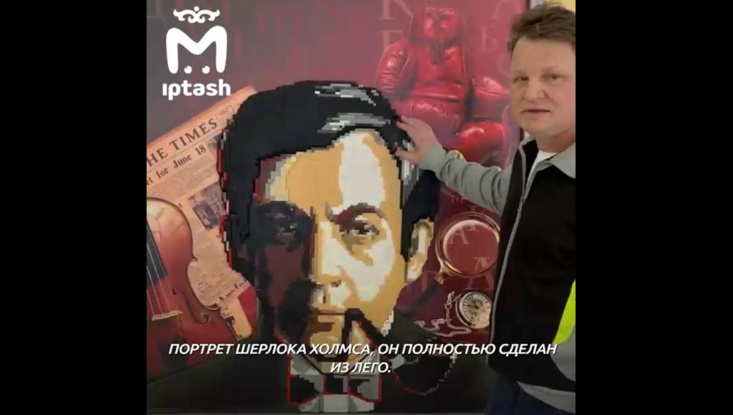 Креативный деятель создает искусство из бытовых мелочей.