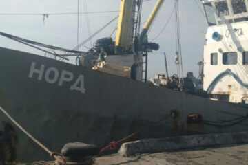 Однако капитан корабля был вынужден остаться в Украине.