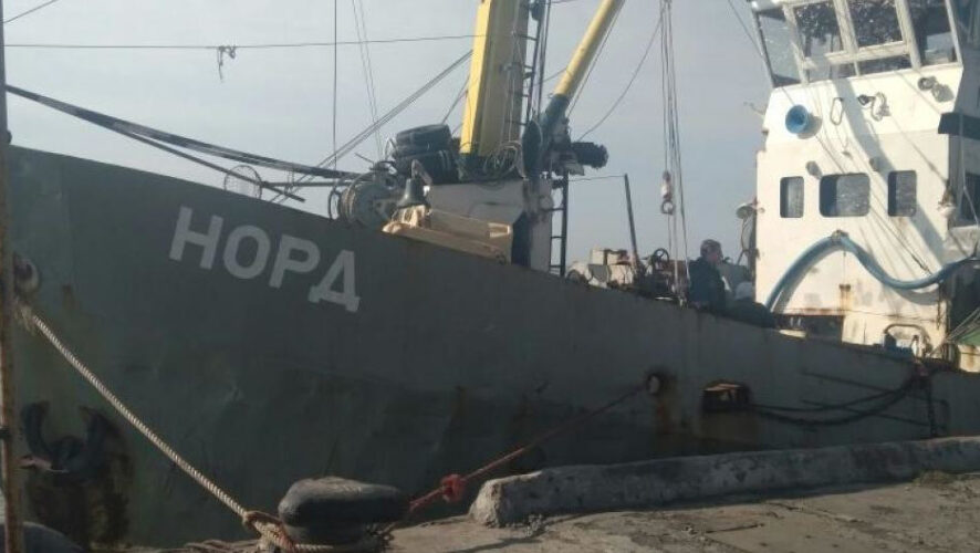 Однако капитан корабля был вынужден остаться в Украине.